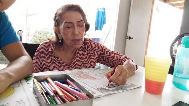 Adulta mayor realizando actividades de estimulación